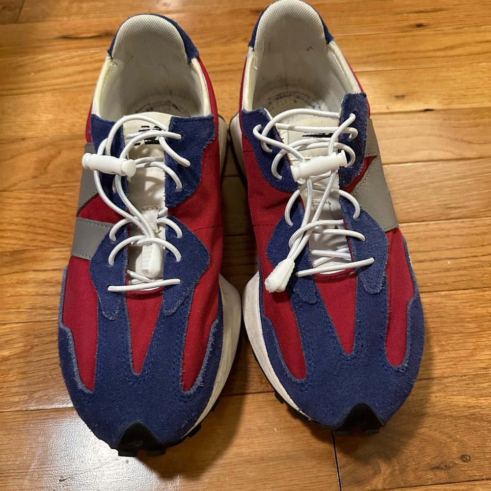 New Balance 327. Women’s size 9. Comes with cinch/ no tie laces.